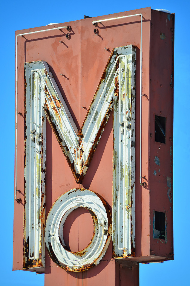 Mo